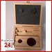 Holzkasten für Messschieber Kalibriersatz 
0 - 150 mm 5tlg / Aussparrung für:
Endmaße: 30 / 41,3 / 131,4  mm
Einstellringe: 4,0 / 25,0 mm